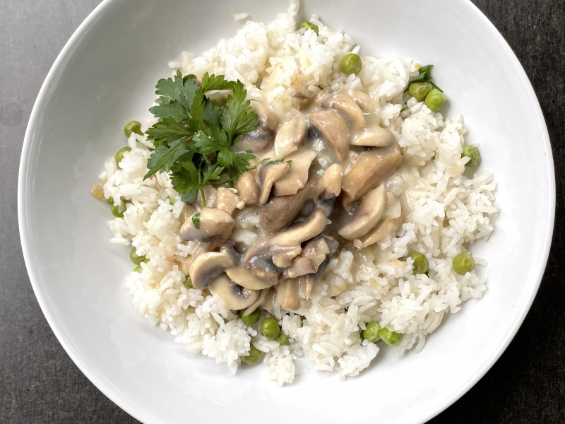 Gombás kéksajtos csirkeragu rizibizivel